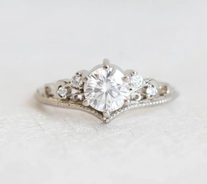 Anillo de compromiso de moissanita Miligrain, anillo de boda redondo de oro sólido de 18k con acentos, Tiara clúster, precio al por mayor - Product Image 1