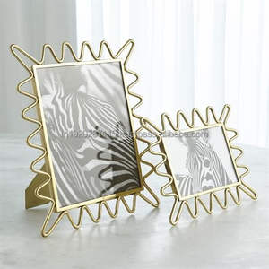 Elegante marco de fotos de metal para regalos de aniversario que ofrece una sensación premium, durabilidad y elegancia atemporal hoy y siempre. - Product Image 5