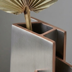 Jarrón de Mesa Moderno de Metal Plateado, Forma Geométrica Irregular con Detalles en Oro Rosa para Decoración del Hogar - Product Image 4