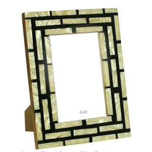 Marco de Fotos de Madera Hecho a Mano con Incrustaciones de Resina en Color Marfil Perla y Rejilla Negra, Decoración Clásica - Product Image 1