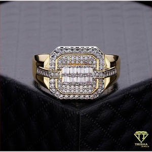 Anillo de hombre de plata 925 premium con diamante cultivado en laboratorio, con un patrón geométrico audaz y detalles de piedras brillantes. - Product Image 4