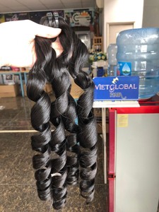 Vente en gros d'extensions de cheveux bruts vietnamiens à cuticule alignée paquets de cheveux bouclés rebondissants avec des styles de vagues profondes lâches naturelles - Product Image 2