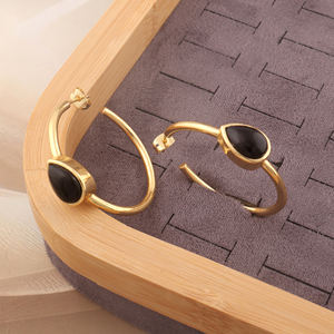 ต่างหูห่วงประดับพลอยแบล็คออนิกซ์ทรงลูกแพร์เรียบหรู ชุบทอง 18k ทำจากทองเหลือง งานแฮนด์เมด เหมาะสำหรับงานปาร์ตี้ งานแต่งงาน และเป็นของขวัญ - Product Image 3