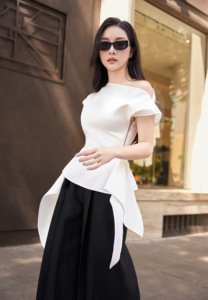 Chemisier élégant pour femme à col bateau asymétrique avec volants, manches courtes, blanc uni, style péplum, en polyester tissé infroissable - Product Image 4