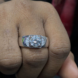 Bague de fiançailles en moissanite sertie de griffes, monture carrée vintage, 1,70 ct, certifiée IGI, en or blanc 14 carats pour femme - Product Image 5