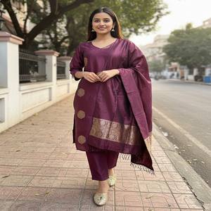 VASTRA COTTAGE Kurta Jacquard de crepé con pantalón y dupatta jacquard morado, conjunto étnico cosido para mujer - Product Image 1