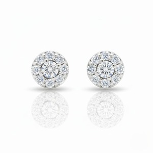ต่างหูเพชรทรงกลม 0.60 กะรัต เพชรเลี้ยงในห้องปฏิบัติการ ประดับด้วยเพชรรอบๆ ตัวเรือนทอง 14K รับรองโดย IGI สำหรับผู้หญิง ของขวัญสำหรับงานปาร์ตี้ เครื่องประดับหรูหรา สง่างาม เหมาะสำหรับใส่ในชีวิตประจำวัน - Product Image 4