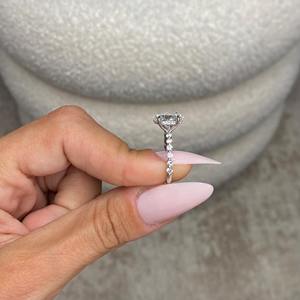 แหวนหมั้นเพชรทรงรี 2.50 กะรัต เพาะเลี้ยงในห้องปฏิบัติการ _ รับรองโดย IGI _ ฝังเพชรด้านข้างและวงแหวนซ่อน _ ทองคำขาว 18k - Product Image 4