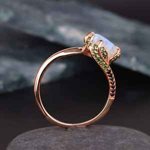 Anillo de Compromiso de Piedra Lunar Natural de Lujo con Acentos de Gemas Verdes y Negras de Corte Redondo, Joyería de Oro Sólido de 14K - Product Image 5