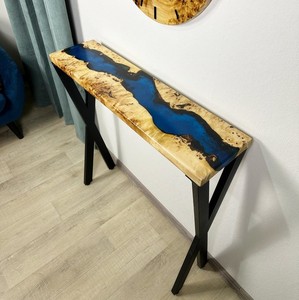 Mesa Consola de Resina Epoxi con Borde Natural Midnight River de TIMELESS CRAFT, Mueble de Madera y Resina Azul Hecho a Mano para Sala de Estar, Estilo Moderno y Lujoso - Product Image 1