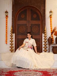 Ensemble Choli traditionnel en crème avec broderies et bordure colorée pour femmes, tenue de mariage style Inde Pakistan - Product Image 5