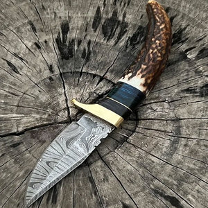 Cuchillo de Caza de Acero de Damasco Premium con Funda de Cuero, Herramienta Utilitaria Hecha a Mano para Actividades al Aire Libre, Bushcraft y Camping - Product Image 3