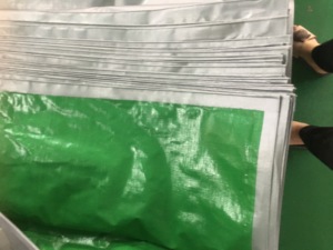 Bâche verte/argentée 270gr/m2-Tailles personnalisées Bâche PE Production personnalisée Fabricant du Vietnam - Product Image 2