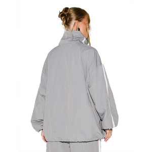 Conjunto Deportivo de Nylon con Franjas Reflectantes para Mujer, Chaqueta con Cierre y Pantalones Grises Extra Grandes, Transpirables, con Capucha - Product Image 3
