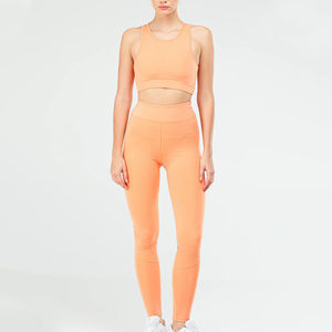 Conjunto de yoga para mujer de la mejor calidad para uso en exteriores, transpirable y de secado rápido. - Product Image 1