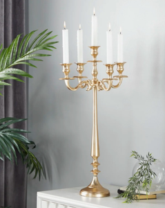 Candelabro decorativo de aluminio dorado con 5 platos cónicos, elegante centro de mesa para bodas y eventos. - Product Image 1