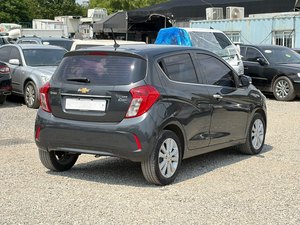รถยนต์นั่งส่วนบุคคลมือสอง ปี 2017 สีเทา รุ่น Spark Compact Hatchback เครื่องยนต์เบนซิน เกียร์อัตโนมัติ พวงมาลัยซ้าย 5 ที่นั่ง เหมาะสำหรับการใช้งานในเมือง - Product Image 2