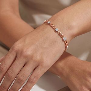 Elegante Pulsera de Cadena con Eslabones de Diamantes en Oro Rosa para Mujer - Product Image 4