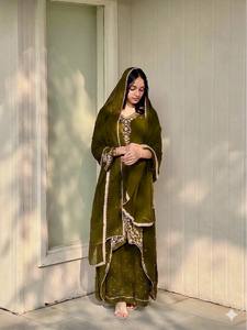 Robe traditionnelle indienne et pakistanaise pour femmes, vert olive, brodée, longue, avec un motif floral, coupe ample, en rayonne, pour les mariages - Product Image 1