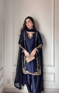 Ensemble Kurti de créateur en soie crêpe lourde avec broderies Moti faites à la main, salwar Farshi et dupatta brodée en organza - Product Image 3