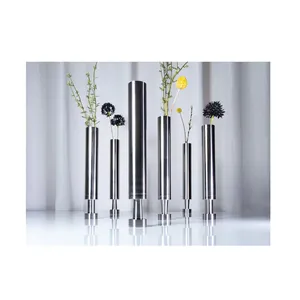 Elegante florero de metal dorado pulido, ideal para bodas, fiestas y eventos formales, que realza la decoración con un toque real. - Product Image 1
