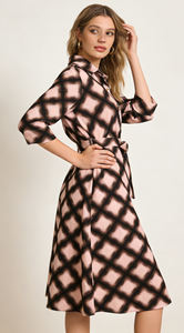 เดรสเชิ้ตพิมพ์ลายดอกไม้สไตล์ลำลองสำหรับผู้หญิงขายส่ง ผ้าโพลีเอสเตอร์แท้ยืดได้ 4 ทิศทาง สีชมพู สีดำ สำหรับฤดูใบไม้ผลิ/ฤดูร้อน - Product Image 3