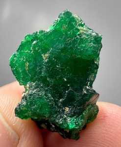 Cristal de Esmeralda Verde de Alta Calidad, Clúster Natural de Swat, Pakistán, Espécimen Mineral para Coleccionistas - Product Image 1