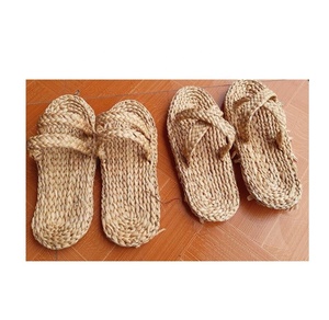 Pantoufles en paille tissées à la main du Vietnam/sandales en jacinthe d'eau avec pompon fantastiques pour les sacs de pantoufles d'été - Product Image 4