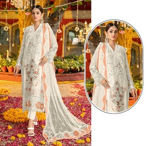 ชุดสูทผ้าชีฟองหนานุ่มสไตล์ปากีสถาน ปักลายหรูหรา ประดับด้วยงานปักเลื่อมแบบ Khatli พร้อมกางเกงผ้าซันตูน และผ้าคลุมไหล่ผ้าชีฟอง - Product Image 1