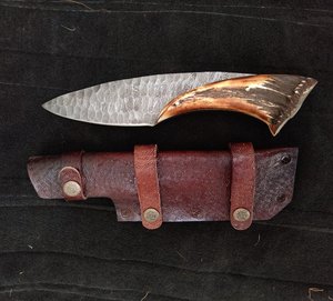 Damascus Steel Hunting Knife Drop Point Blade 0.7mm Thickness Straight Edge Horn Handle <b>Leather</b> Sheath Included - Product Image 5