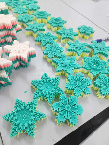 Vela artística con forma de copo de nieve verde azulado, vela perfumada de cera de parafina con forma de estrella para decoración del hogar, juego de caja de regalo de velas para Navidad - Product Image 1
