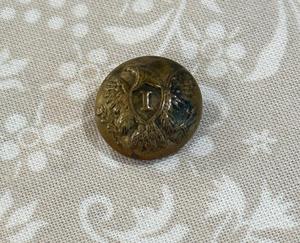 Bouton rond en métal avec logo d'aigle en relief, style classique pour uniformes et tenues formelles - Product Image 5