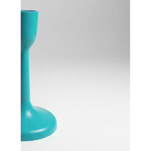 Porte-bougie en métal vert turquoise vibrant, avec une silhouette moderne en forme de filier et une base large et arrondie, pour une décoration de table moderne. - Product Image 6