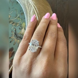 Anillo de diamante de corte ovalado de lujo cultivado en laboratorio en oro de 9K, 14K y 18K para mujer, perfecto para regalo de compromiso, boda y aniversario. - Product Image 2
