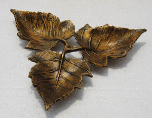 Plateau décoratif en aluminium fini laiton antique personnalisé Décoration intérieure en forme de feuille avec motif de luxe moderne pour hôtels mariages - Product Image 1