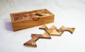 Juego de Dominó Doble Seis de Madera de Colores ILAHI, 28 Piezas, Ecológico, Tallado y Grabado, Diseño Antiguo, Caja Rectangular Alta de Madera - Product Image 4