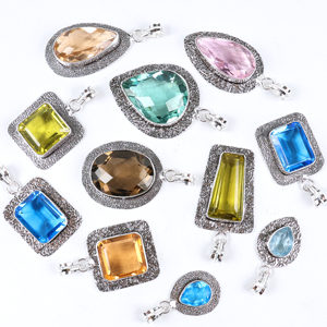 BISMILLAH GEMS Colgantes de Piedras Preciosas Bohemias de Lujo en Tendencia, Forma de Paz, Joyería de Cristal Facetado Elegante, Hecho a Mano en Plata Antigua - Product Image 4
