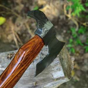 Hacha Tomahawk Forjada a Mano con Hoja de Acero de Damasco y Mango de Madera para Uso de Supervivencia - Product Image 3