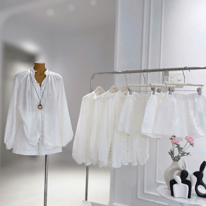 Ensemble deux pièces en coton mélangé uni pour femme, haut à manches lanternes, avec logo personnalisé, volants, respirant, écologique, vente en gros - Product Image 4