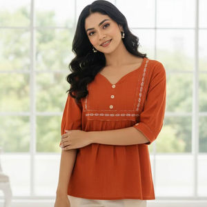 Haut fantaisie brodé orange rouille pour femme, en coton doux, longueur standard, col cœur, manches trois quarts, entièrement cousu, style ethnique - Product Image 1
