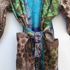 Kimono largo vintage indio, bata de dormir, chaqueta, túnica de sari reciclado, kimono de seda, camisón con tirantes finos - Product Image 4