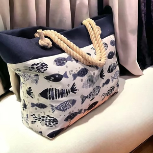 กระเป๋าถือลายปลาแบบวาดด้วยหมึกสำหรับผู้หญิง ดรอปชิปปิ้ง พิมพ์ลายบนผ้า กระเป๋าหูหิ้วเชือกป่าน สะดวกสบาย สวยหรู เหมาะสำหรับวันหยุดพักผ่อน กระเป๋าสะพายไหล่สำหรับสุภาพสตรี - Product Image 3
