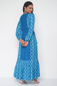 Robe longue décontractée bleue à imprimé bohème pour femme, col en V, manches lanternes, taille élastique, coupe trapèze - Product Image 3