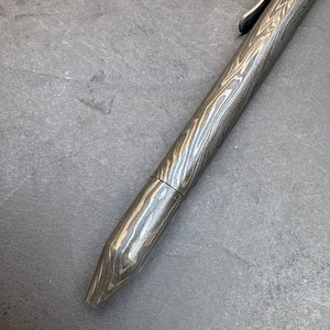Bolígrafo de Escritura de Lujo con Patrón Damasco, Hecho a Mano, de Metal, para Profesionales Ejecutivos y Regalos Promocionales - Product Image 6