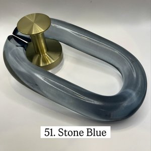 Sculpture murale en résine gris fumé dégradé, chaîne de maillons en acrylique entrelacés, pour la décoration intérieure des halls d'hôtels - Product Image 1