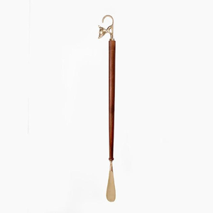 Cuchara de madera larga con acabado en nogal y mango de latón brillante con diseño de gato, hecha a mano, elegante, ayuda para el calzado y accesorio para el cuidado de los zapatos - Product Image 3