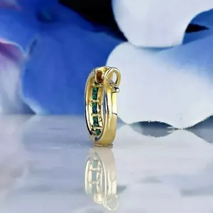 Pendientes de aro con diamantes simulados de esmeralda de corte redondo de 2 quilates, chapados en oro amarillo de 14 quilates - Product Image 5