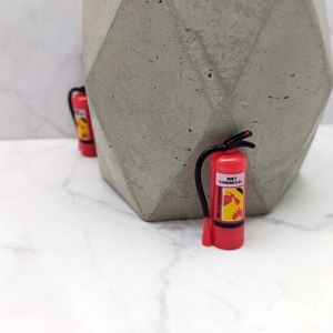 Mini extintor de incendios de paisaje, juguete de muebles ABS para decoración de casa de muñecas, haz tu propio mundo en miniatura - Product Image 3