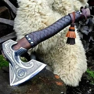 Cabeza de Hacha Tomahawk Personalizada, Hecha a Mano, con Hoja con Patrón y Mango Envuelto en Cuero, Grado DIY para Trabajos en Madera y Uso en Campamentos al Aire Libre - Product Image 2