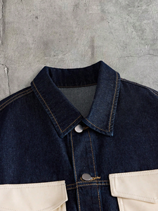 Camisa de mezclilla de color liso para hombre, dos tonos azul marino y crema, con panel de contraste en el pico estilo western, botones a presión, manga corta, corte holgado, proveedor OEM personalizado - Product Image 4